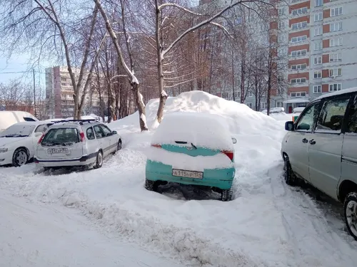 Зима Картинки автомобили, припаркованные на заснеженной парковке