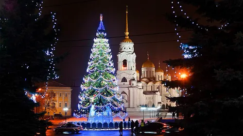 Новый Год Картинки большая рождественская елка перед зданием с башней