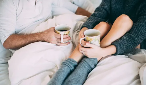 Доброе Утро Со Словами Картинки пара человек держит кофейные чашки