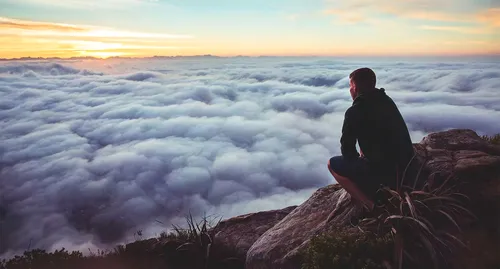 Со Смыслом Без Слов Картинки человек, сидящий на скале с видом на большой слой облаков