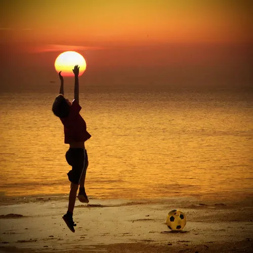 Со Смыслом Без Слов Картинки мальчик играет с мячом на пляже