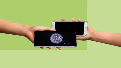 Для Телефона Картинки пара рук, держащих мобильные телефоны