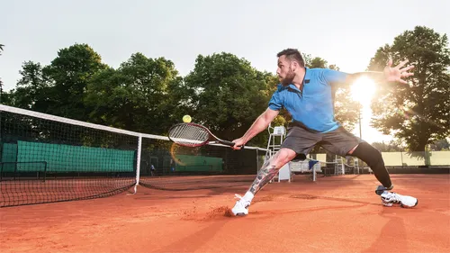 Спорт Картинки мужчина бьет по мячу теннисной ракеткой