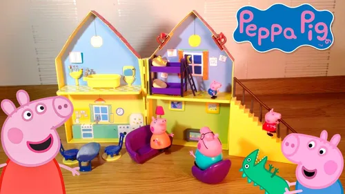 Дом Свинки Пеппы Картинки игрушечный домик с группой игрушек перед ним