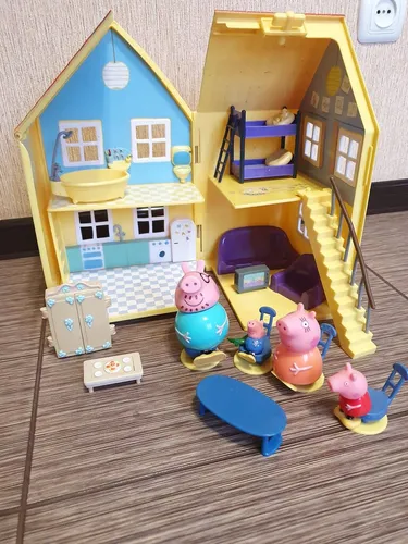 Дом Свинки Пеппы Картинки игрушечный домик на столе