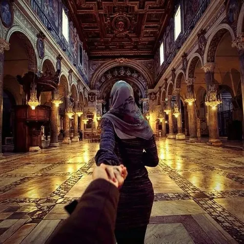 Мусульманские Картинки мужчина и женщина обнимаются в большой комнате с множеством арок