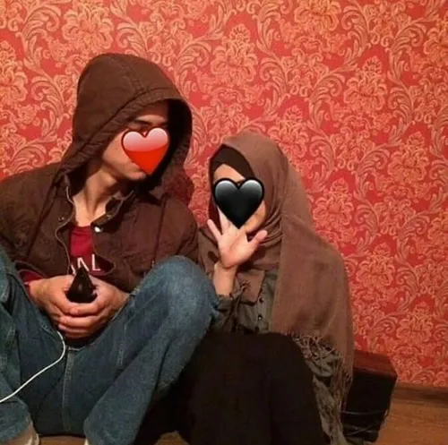 Мусульманские Картинки пара человек сидят на диване с телефоном в руках