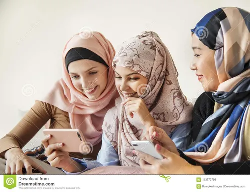 Мусульманские Картинки группа женщин смотрит на телефон