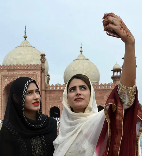 Мусульманские Картинки пара женщин в традиционной одежде