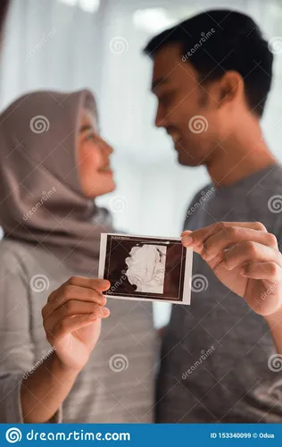 Мусульманские Картинки мужчина и женщина смотрят на картинку на зеркале