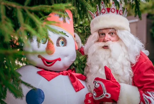 Деда Мороза Картинки человек в костюме санты рядом с елкой
