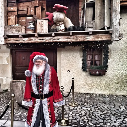 Деда Мороза Картинки человек в костюме и шляпе санты, стоящий перед небольшим зданием с медведем