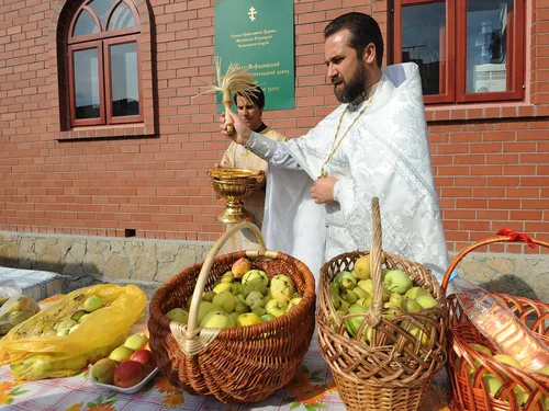 Ореховый Спас Картинки мужчина и женщина, стоящие рядом с корзинами с фруктами