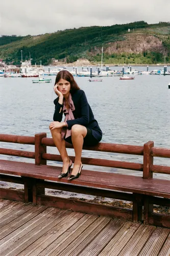 Отпуск Картинки женщина сидит на скамейке