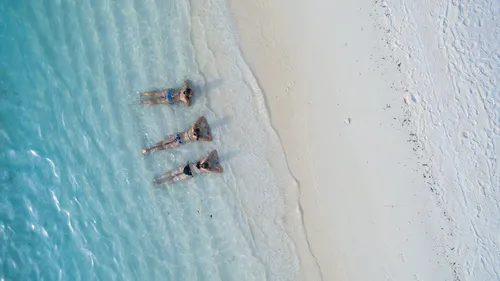 Отпуск Картинки группа людей на пляже