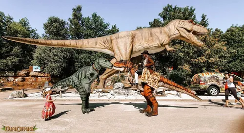 Динозавров Картинки человек, идущий со статуей динозавра