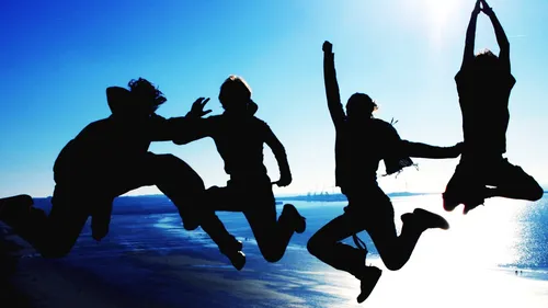 Друзья Картинки группа людей, прыгающих в воздух