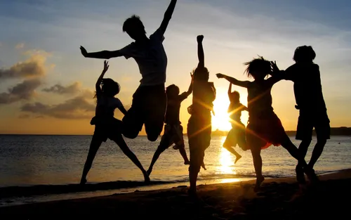 Друзья Картинки группа людей прыгает на пляже на закате