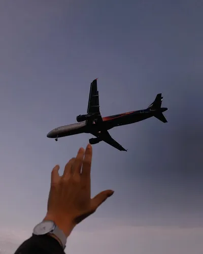 Картинка Самолет Картинки человек, держащий маленький самолет