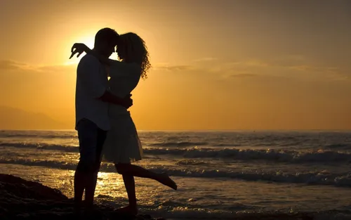 Про Любовь Со Смыслом Картинки мужчина и женщина целуются на пляже