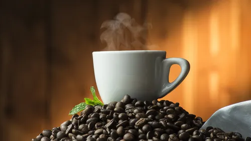 Кофе Картинки чашка кофе на куче кофейных зерен