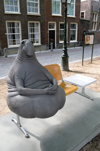 Ждун Фото статуя кота, сидящего на скамейке