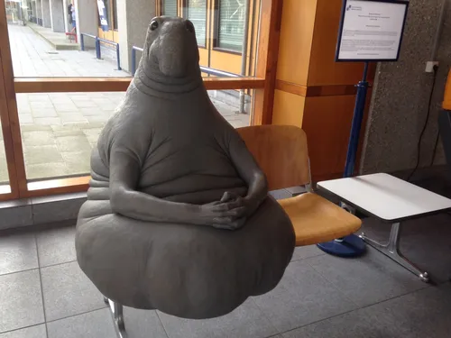 Ждун Фото статуя человека, сидящего на стуле