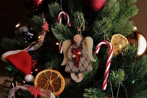Рождественский Сочельник Картинки новогодняя елка, украшенная украшениями и огнями