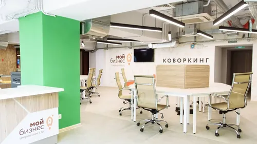 Бизнес Картинки комната со стульями и зеленой стеной