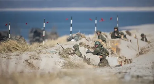 Военные Картинки группа людей в военной форме сидит на холме с водоемом на заднем плане