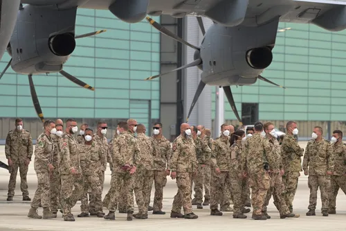 Военные Картинки группа солдат, стоящих перед самолетом