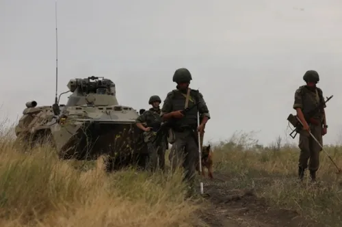 Военные Картинки группа мужчин в военной форме гуляет с собакой