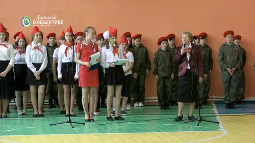 Михаил Смирнов, День Пионерии Картинки группа людей в выпускных платьях, стоящих перед микрофоном