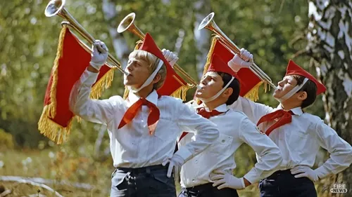 группа мужчин в бело-красной форме с красными и белыми флагами