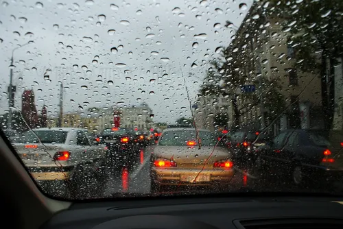 Дождь Картинки вид на городскую улицу через лобовое стекло автомобиля