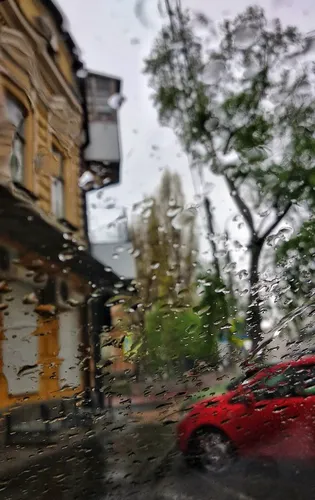 Дождь Картинки автомобиль, припаркованный перед зданием с деревом сбоку