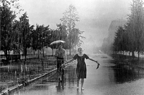 Дождь Картинки пара человек идет по мокрой дороге с зонтиком
