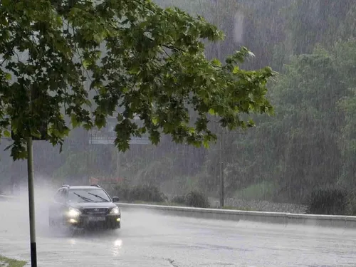 Дождь Картинки автомобиль, движущийся по дороге