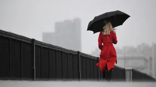 Дождь Картинки женщина в красном пальто с зонтиком