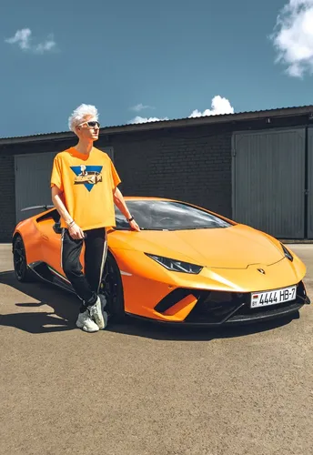 А4 Фото мужчина, стоящий рядом с желтым спортивным автомобилем