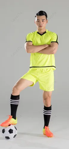 Масаки Суда, Футбол 2018 Обои на телефон человек в желтой рубашке и шортах с футбольным мячом