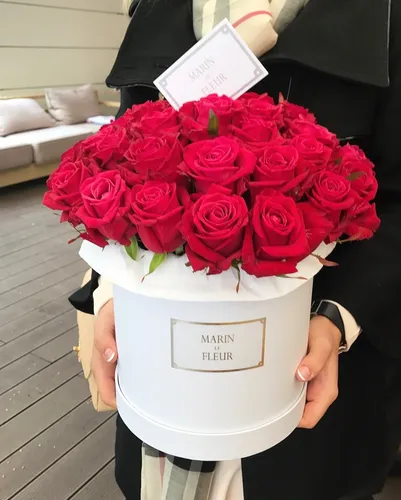 Букет Цветов Фото человек, держащий букет красных роз