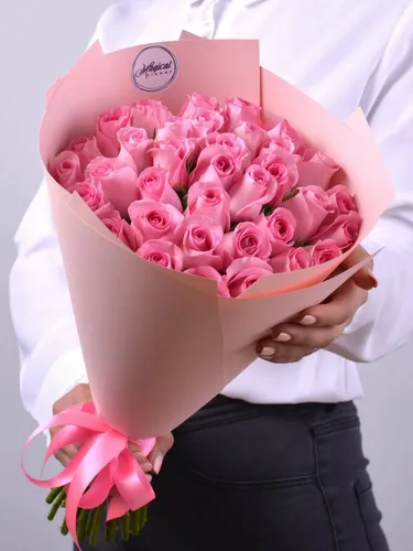 Букет Цветов Фото человек, держащий букет розовых роз