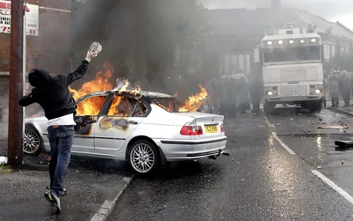 Хулиганские Обои на телефон человек, стоящий рядом с горящим автомобилем