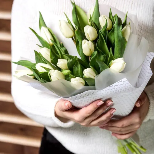 Белые Тюльпаны Обои на телефон человек с букетом белых цветов