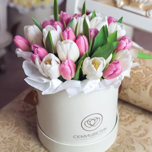 белая ваза с розовыми и белыми цветами