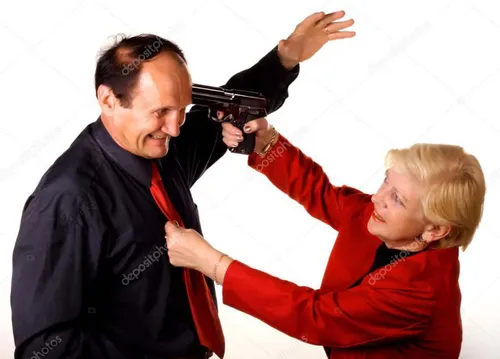 Стоковые Фото мужчина и женщина держат пистолет