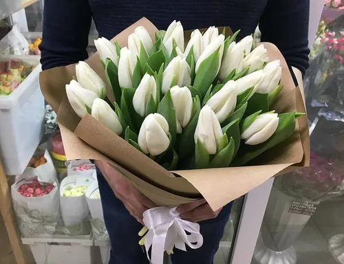 Тюльпаны Фото человек, держащий букет белых цветов