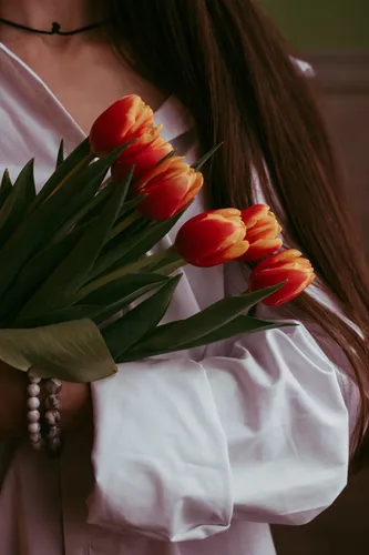 Тюльпаны Фото человек с букетом цветов