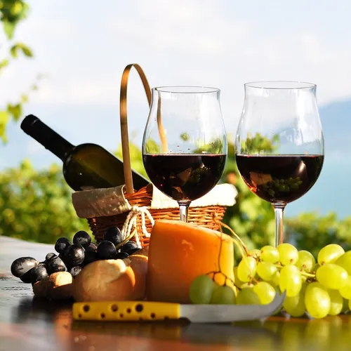 С Вином Обои на телефон пара бокалов вина рядом с кучей фруктов